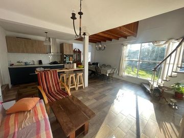 VENTA CHALET 3 AMBIENTES EN SIERRA DE LOS PADRES CON PARQUE Y PISCINA - GAS NATURAL