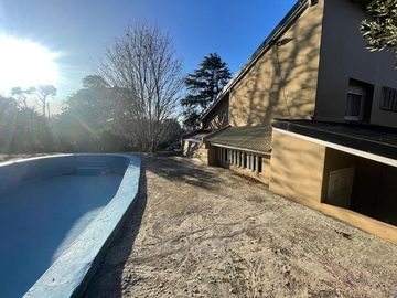 VENTA CHALET 3 AMBIENTES EN SIERRA DE LOS PADRES CON PARQUE Y PISCINA - GAS NATURAL