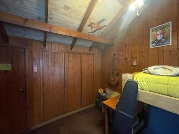 VENTA CHALET 3 AMBIENTES EN SIERRA DE LOS PADRES CON PARQUE Y PISCINA - GAS NATURAL