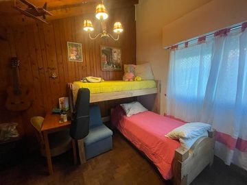 VENTA CHALET 3 AMBIENTES EN SIERRA DE LOS PADRES CON PARQUE Y PISCINA - GAS NATURAL