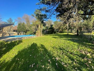 VENTA CHALET 3 AMBIENTES EN SIERRA DE LOS PADRES CON PARQUE Y PISCINA - GAS NATURAL