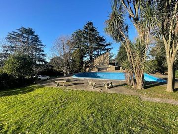 VENTA CHALET 3 AMBIENTES EN SIERRA DE LOS PADRES CON PARQUE Y PISCINA - GAS NATURAL