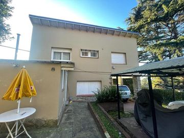 VENTA CHALET 3 AMBIENTES EN SIERRA DE LOS PADRES CON PARQUE Y PISCINA - GAS NATURAL