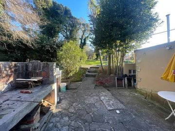 VENTA CHALET 3 AMBIENTES EN SIERRA DE LOS PADRES CON PARQUE Y PISCINA - GAS NATURAL