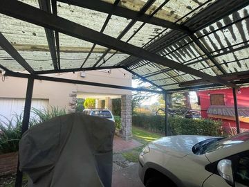 VENTA CHALET 3 AMBIENTES EN SIERRA DE LOS PADRES CON PARQUE Y PISCINA - GAS NATURAL