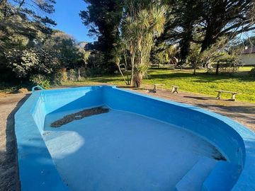 VENTA CHALET 3 AMBIENTES EN SIERRA DE LOS PADRES CON PARQUE Y PISCINA - GAS NATURAL