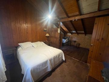 VENTA CHALET 3 AMBIENTES EN SIERRA DE LOS PADRES CON PARQUE Y PISCINA - GAS NATURAL