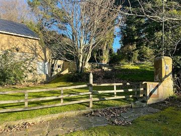 VENTA CHALET 3 AMBIENTES EN SIERRA DE LOS PADRES CON PARQUE Y PISCINA - GAS NATURAL