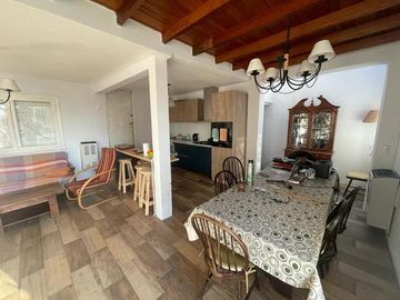 VENTA CHALET 3 AMBIENTES EN SIERRA DE LOS PADRES CON PARQUE Y PISCINA - GAS NATURAL