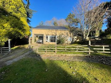 VENTA CHALET 3 AMBIENTES EN SIERRA DE LOS PADRES CON PARQUE Y PISCINA - GAS NATURAL