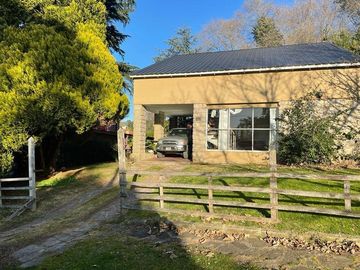 VENTA CHALET 3 AMBIENTES EN SIERRA DE LOS PADRES CON PARQUE Y PISCINA - GAS NATURAL