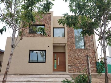 Santa Elena - excelente casa a estrenar en lote con vista a espacio verde