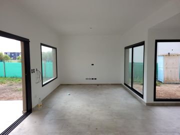 Santa Elena - excelente casa a estrenar en lote con vista a espacio verde