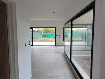 Santa Elena - excelente casa a estrenar en lote con vista a espacio verde