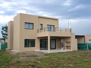 Santa Elena - excelente casa a estrenar en lote con vista a espacio verde