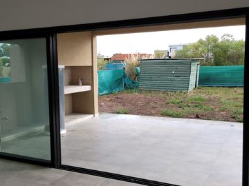 Santa Elena - excelente casa a estrenar en lote con vista a espacio verde