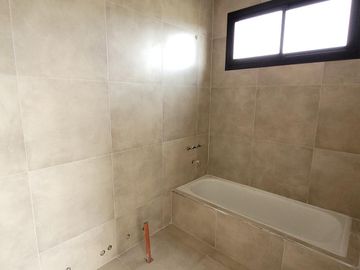 Santa Elena - excelente casa a estrenar en lote con vista a espacio verde