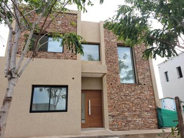 Santa Elena - excelente casa a estrenar en lote con vista a espacio verde