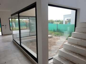 Santa Elena - excelente casa a estrenar en lote con vista a espacio verde