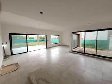 Santa Elena - excelente casa a estrenar en lote con vista a espacio verde