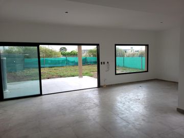 Santa Elena - excelente casa a estrenar en lote con vista a espacio verde