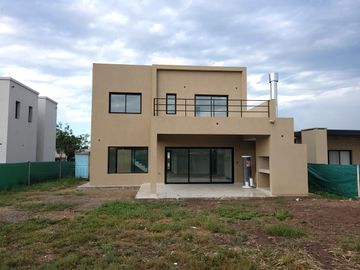 Santa Elena - excelente casa a estrenar en lote con vista a espacio verde