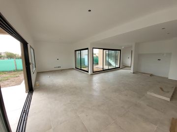 Santa Elena - excelente casa a estrenar en lote con vista a espacio verde