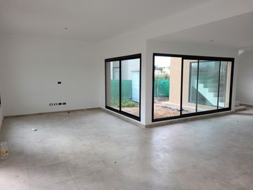 Santa Elena - excelente casa a estrenar en lote con vista a espacio verde