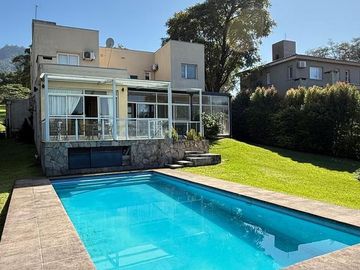 Importante casa de categoría de 4 dormitorios en VENTA en country Las Yungas, Yerba Buena