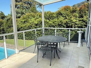 Importante casa de categoría de 4 dormitorios en VENTA en country Las Yungas, Yerba Buena