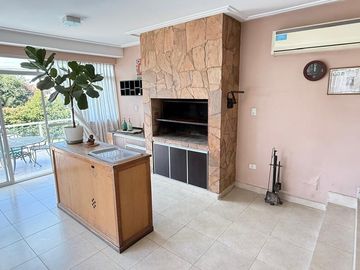 Importante casa de categoría de 4 dormitorios en VENTA en country Las Yungas, Yerba Buena