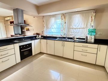 Importante casa de categoría de 4 dormitorios en VENTA en country Las Yungas, Yerba Buena