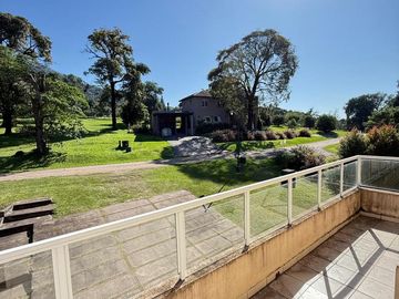 Importante casa de categoría de 4 dormitorios en VENTA en country Las Yungas, Yerba Buena