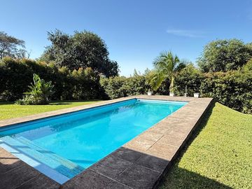 Importante casa de categoría de 4 dormitorios en VENTA en country Las Yungas, Yerba Buena