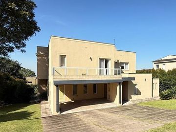 Importante casa de categoría de 4 dormitorios en VENTA en country Las Yungas, Yerba Buena