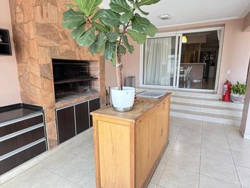 Importante casa de categoría de 4 dormitorios en VENTA en country Las Yungas, Yerba Buena