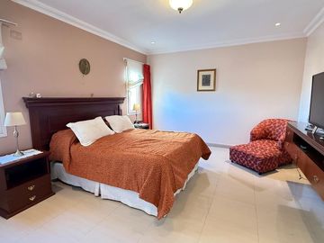 Importante casa de categoría de 4 dormitorios en VENTA en country Las Yungas, Yerba Buena