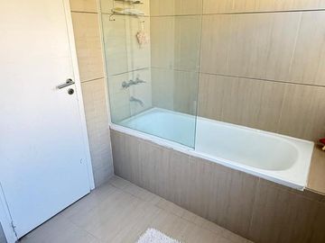 Importante casa de categoría de 4 dormitorios en VENTA en country Las Yungas, Yerba Buena