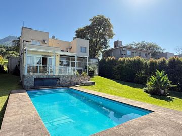 Importante casa de categoría de 4 dormitorios en VENTA en country Las Yungas, Yerba Buena