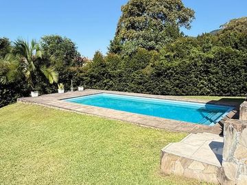 Importante casa de categoría de 4 dormitorios en VENTA en country Las Yungas, Yerba Buena