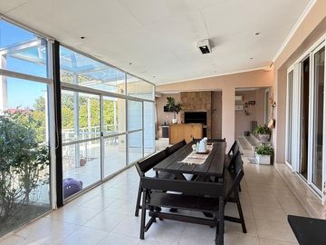 Importante casa de categoría de 4 dormitorios en VENTA en country Las Yungas, Yerba Buena