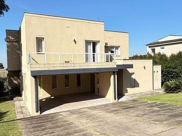 Importante casa de categoría de 4 dormitorios en VENTA en country Las Yungas, Yerba Buena