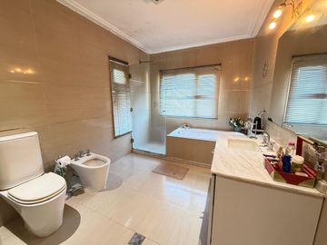 Importante casa de categoría de 4 dormitorios en VENTA en country Las Yungas, Yerba Buena