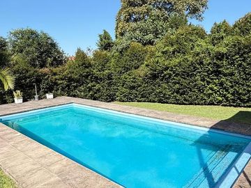 Importante casa de categoría de 4 dormitorios en VENTA en country Las Yungas, Yerba Buena