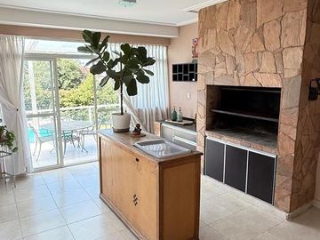 Importante casa de categoría de 4 dormitorios en VENTA en country Las Yungas, Yerba Buena