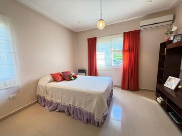 Importante casa de categoría de 4 dormitorios en VENTA en country Las Yungas, Yerba Buena