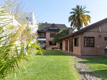 Casa 5 ambientes con cochera, fondo libre con pileta y quincho