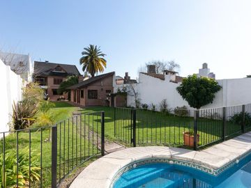 Casa 5 ambientes con cochera, fondo libre con pileta y quincho