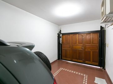 Casa 5 ambientes con cochera, fondo libre con pileta y quincho