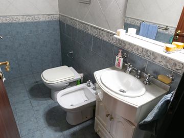 Casa 5 ambientes con cochera, fondo libre con pileta y quincho